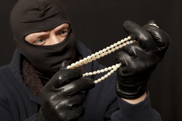 Ladro con una collana di perle — Foto Stock