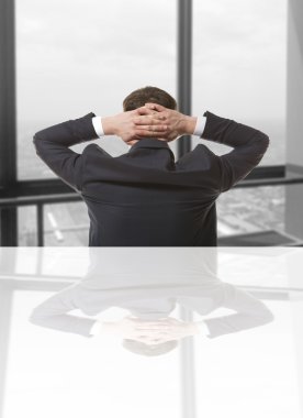 pencereden dışarı bakarak işadamı