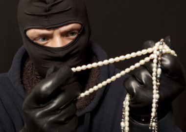 Hırsız bir inci kolye ile