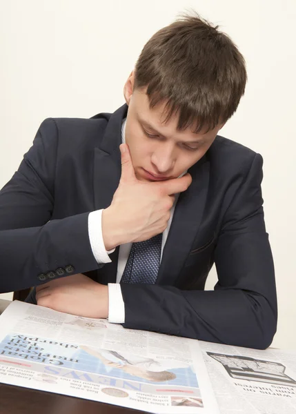 Zakenman lezen van een krant — Stockfoto