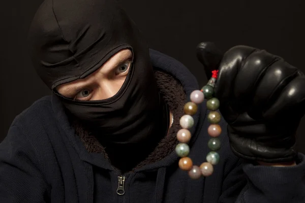 Ladro con una collana — Foto Stock