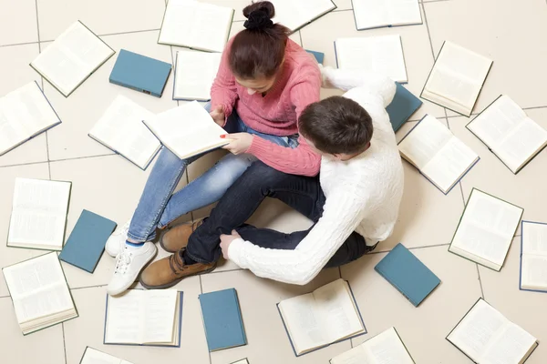Frau und Mann lesen Buch — Stockfoto