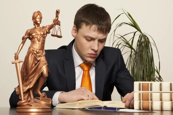 Статуя правосудия и адвокат — стоковое фото
