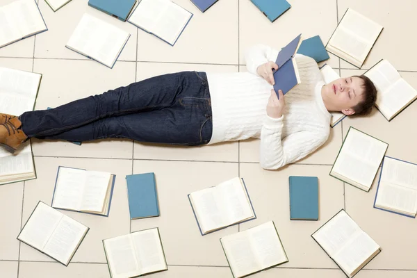 Homem lendo um livro — Fotografia de Stock