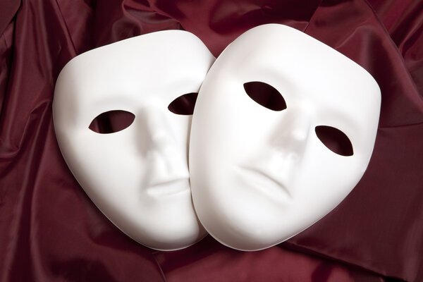 Белая маска и красный шелк
