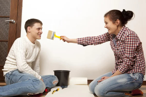 Pareja poniendo nuevo fondo de pantalla — Foto de Stock