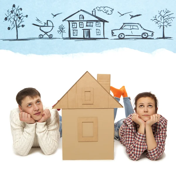 Couple with house of cardboard — Stock Photo, Image