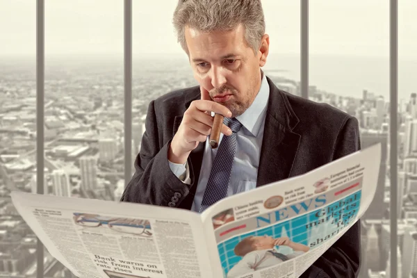 Businessman reading a newspaper — Stock Photo, Image