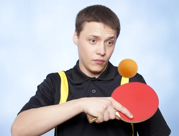 Uomo che gioca a ping pong — Foto Stock