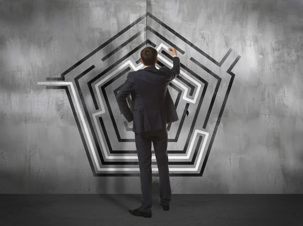 De tekening labyrint zakenman op de muur — Stockfoto
