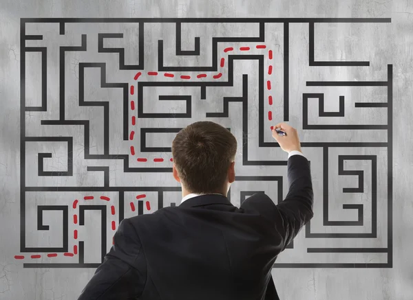 Affärsman tittar på en labyrint — Stockfoto