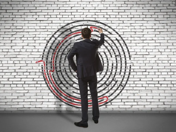 Affärsman ritning labyrint på vägg — Stockfoto