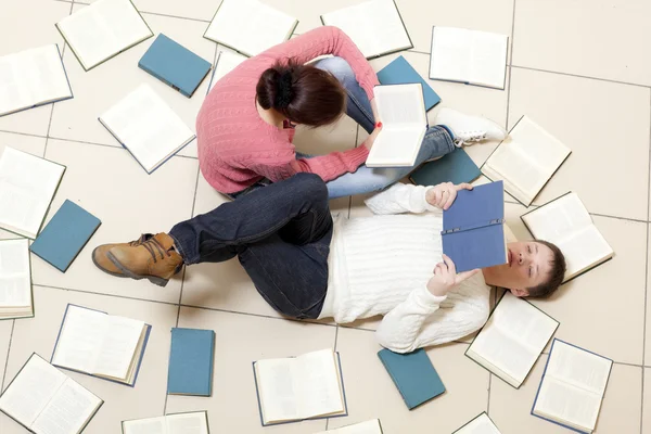 Mujer y hombre leyendo libro — Foto de Stock