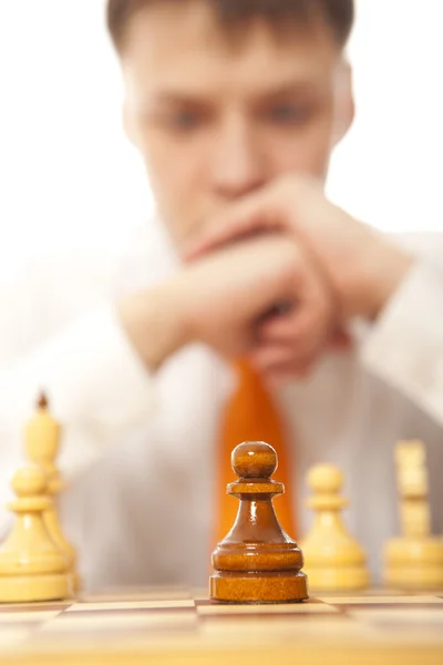 Geschäftsmann spielt Schach — Stockfoto