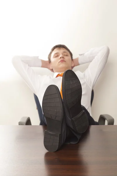 Homme d'affaires dormant au bureau — Photo
