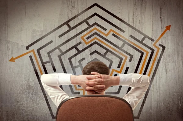 Affärsman tittar på en labyrint — Stockfoto