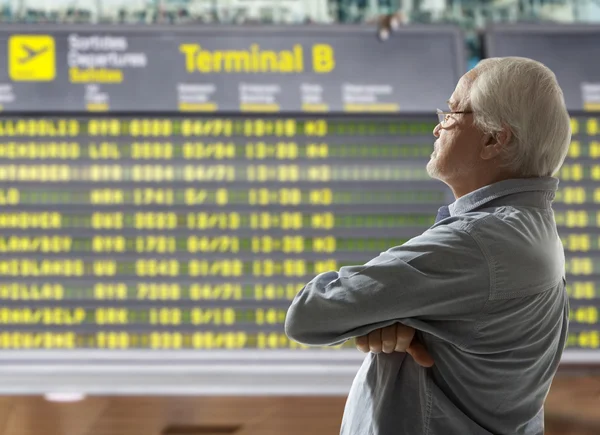 Senior op luchthaven — Stockfoto