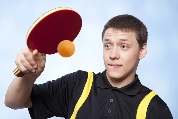 Homem jogando pingue-pongue — Fotografia de Stock
