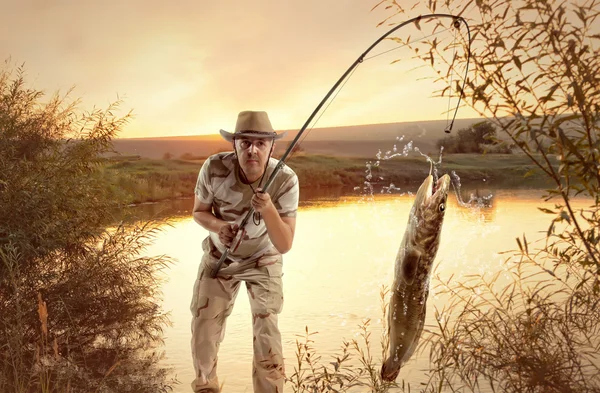 Lake. Man fiskar — Stockfoto