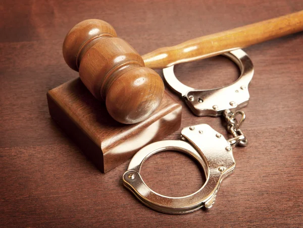 Gavel and handcuffs — Stock Photo, Image