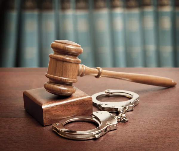 Gavel and handcuffs — Stock Photo, Image