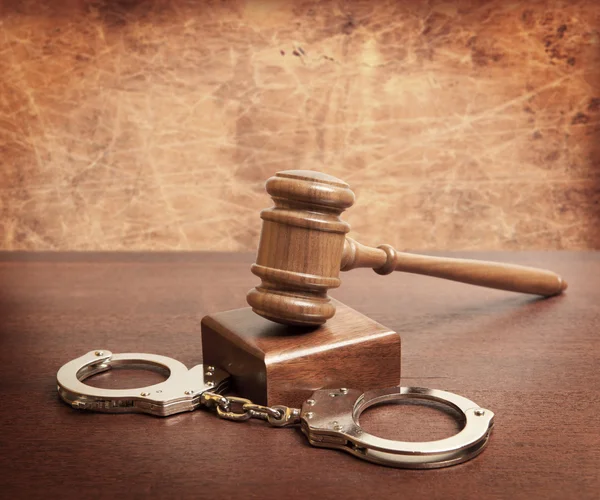 Gavel and handcuffs — Stock Photo, Image