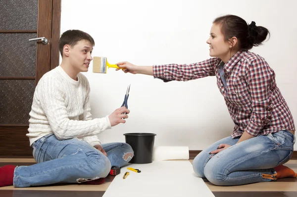 Couple putting new wallpaper — Stock Photo, Image