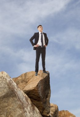 Gökyüzüne bakarak işadamı