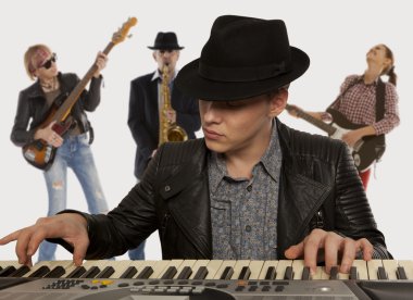 Müzik grubu. Adam oynamak synthesizer