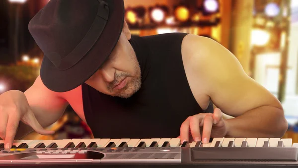 Man playing synthesizer — Stock Photo, Image