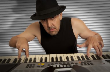 adam oynamak synthesizer