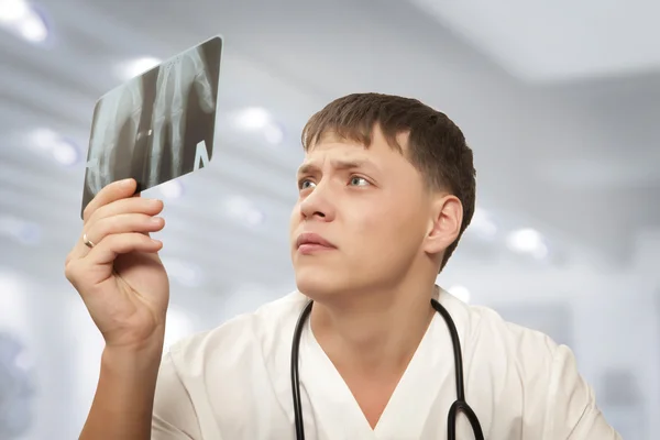 Доктор смотрит на рентгеновские снимки рук — стоковое фото