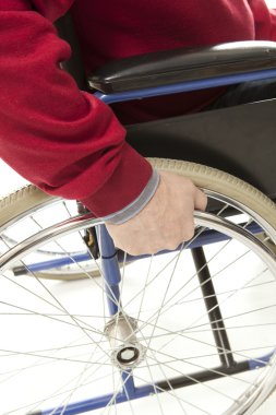 Tekerlekli sandalye kullanıcısı onun tekerlekli sandalye ile çeşitli hareketler yapar