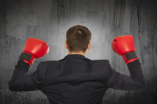 Empresário em luvas de boxe vermelho — Fotografia de Stock