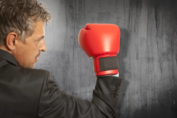 Empresario en guantes de boxeo rojos — Foto de Stock