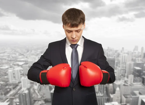 赤いボクシング用グローブのビジネスマン — ストック写真