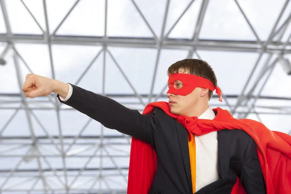 Super-herói com um manto vermelho — Fotografia de Stock