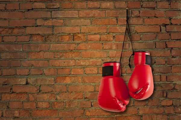 赤のボクシング グローブのペア — ストック写真