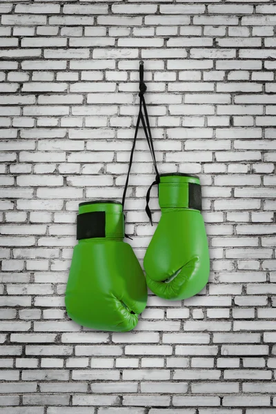 Luvas de boxe verde penduradas na parede — Fotografia de Stock