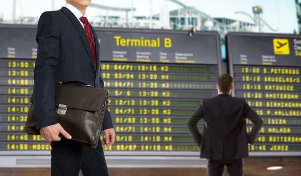 Viaje de negocios. Empresario con maletín — Foto de Stock