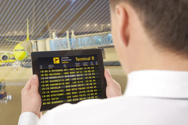 Podnikatel s tabletem na letišti — Stock fotografie