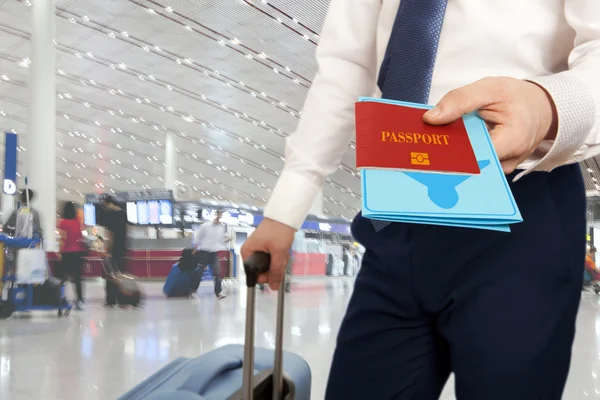 Empresário entregando passaporte e bilhete — Fotografia de Stock