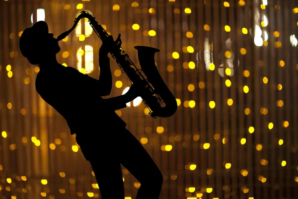 Saxophonist. Woman playing on saxophon — Stock Photo, Image