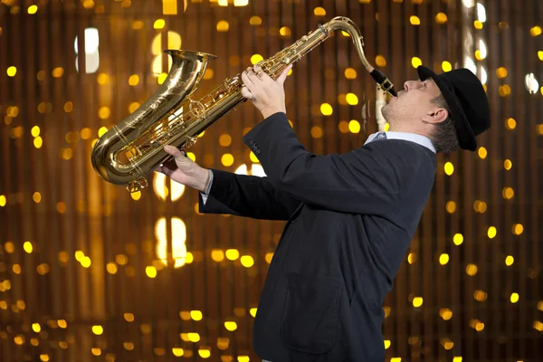 Saxophonist. Man playing on saxophone — Stock Photo, Image