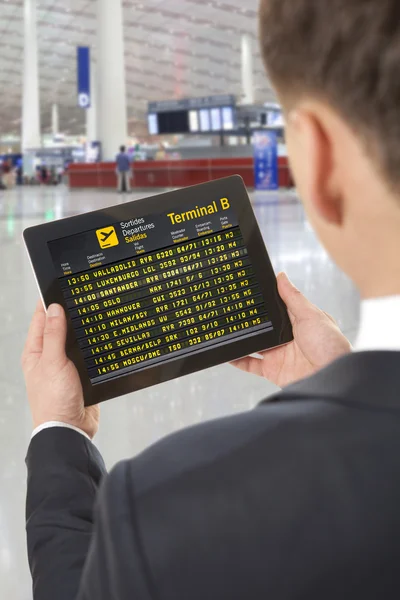 Zakenman met tablet in luchthaven — Stockfoto