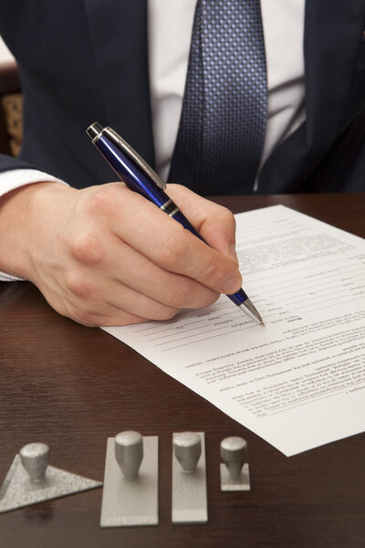 нотариус подписывает документы из нашего офиса
