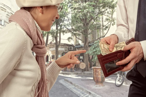 El hombre le da a una mujer el dinero — Foto de Stock