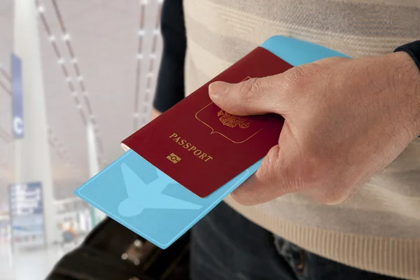 Διαβατήριο και εισιτήριο στο χέρι στο αεροδρόμιο — Φωτογραφία Αρχείου