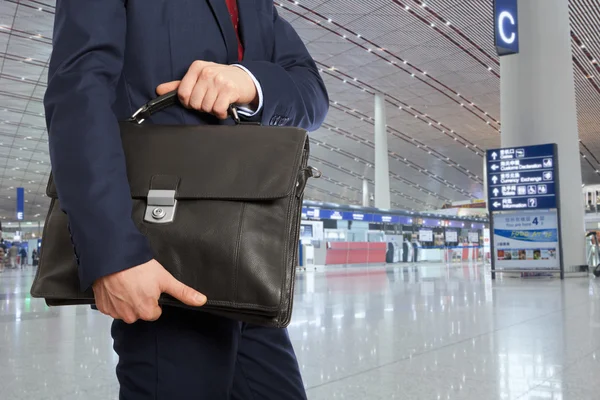 Geschäftsmann mit Aktentasche am Flughafen — Stockfoto