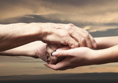 Yardım kavramı. Yaşlı bir kıdemli elinde